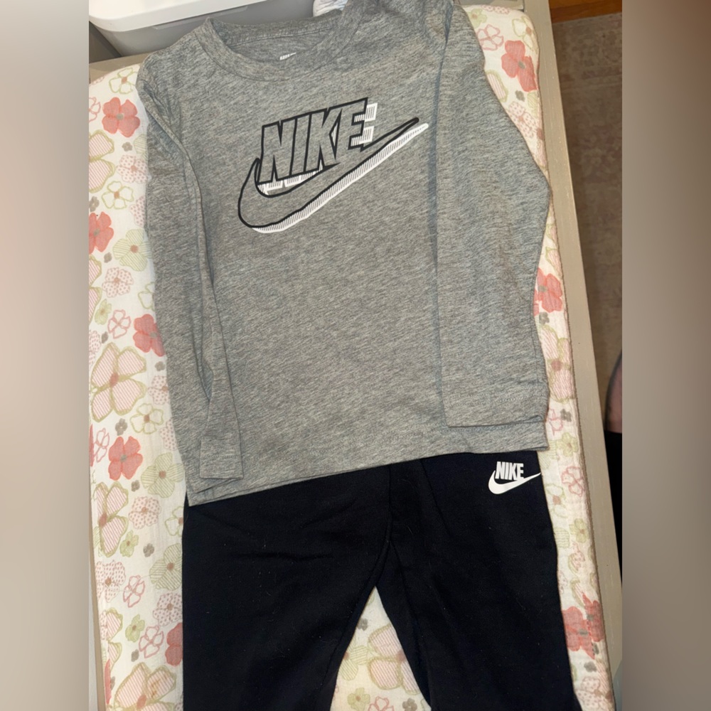 Nike T-shirt & sweatpants set